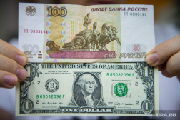 На лицах улыбки: доллар выше ста рублей